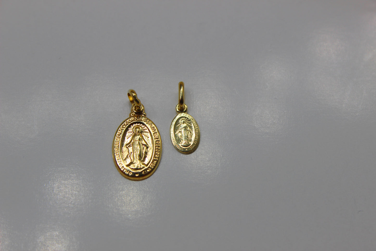 Mutter Maria Gold-Anhänger aus 585 Gelbgold - Kette im Panzer-Stil