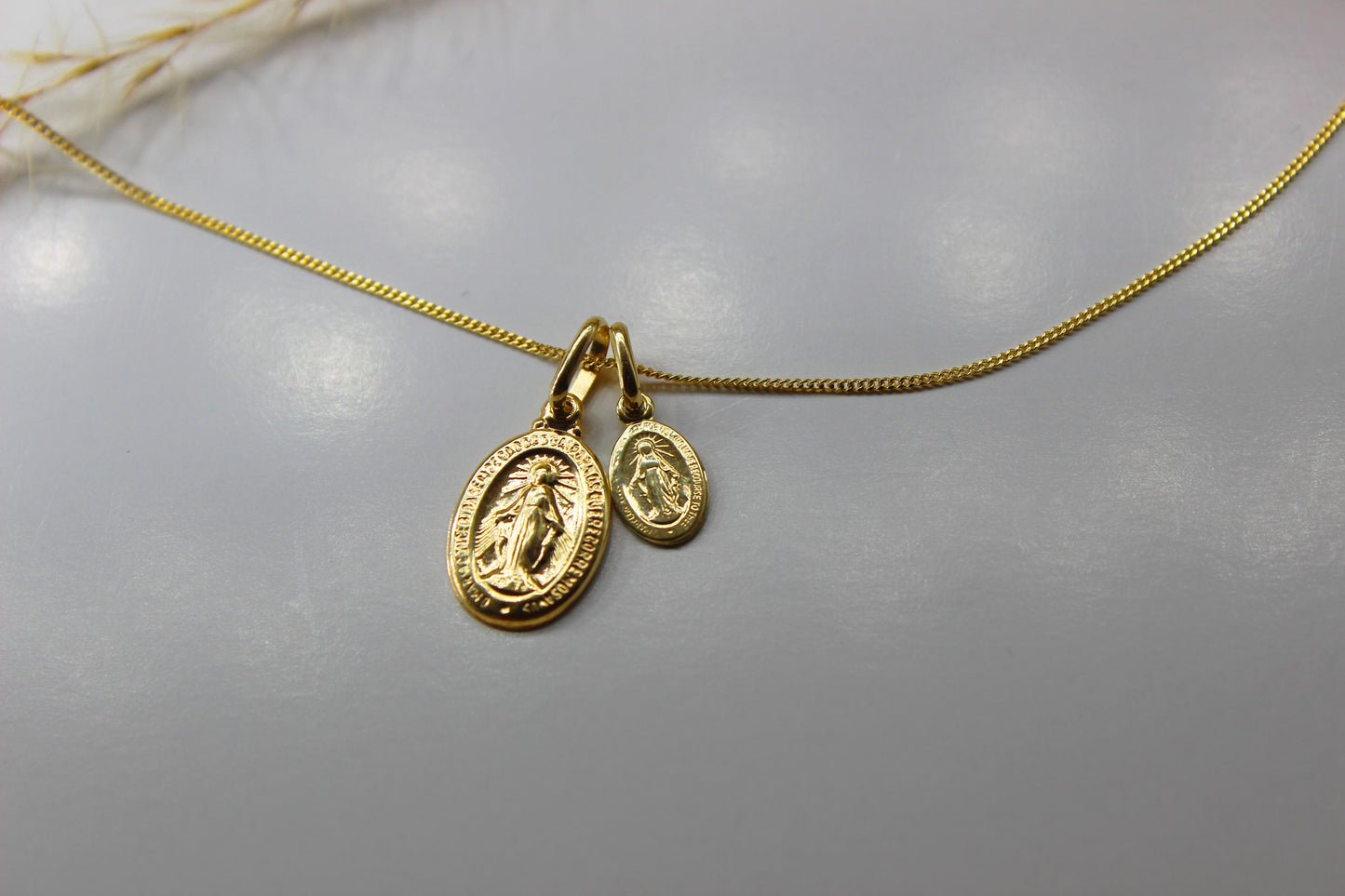Mutter Maria Gold-Anhänger aus 585 Gelbgold - Kette im Panzer-Stil