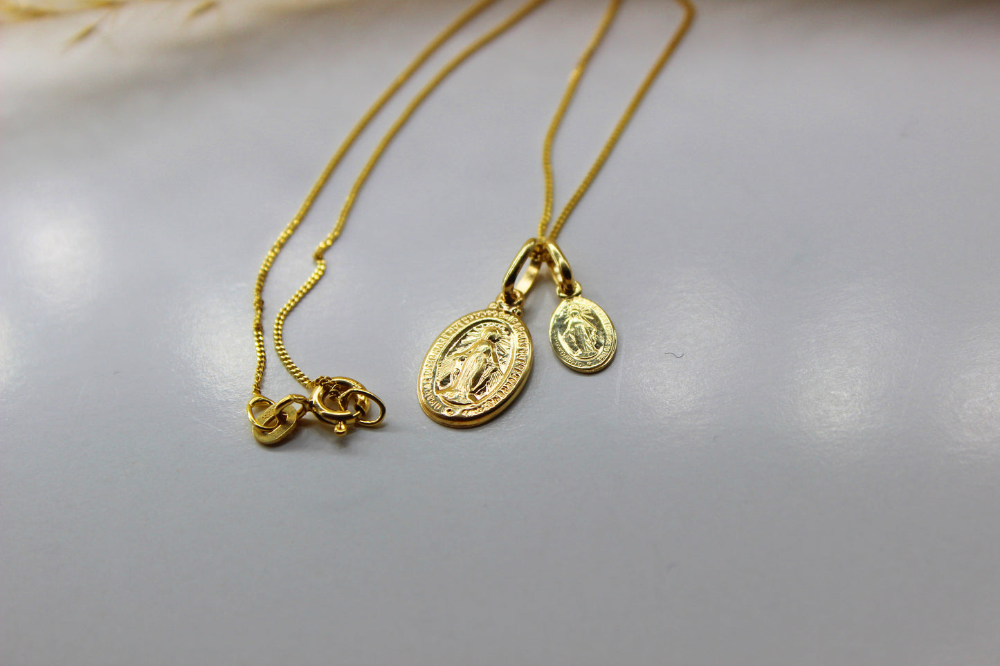 Mutter Maria Gold-Anhänger aus 585 Gelbgold - Kette im Panzer-Stil