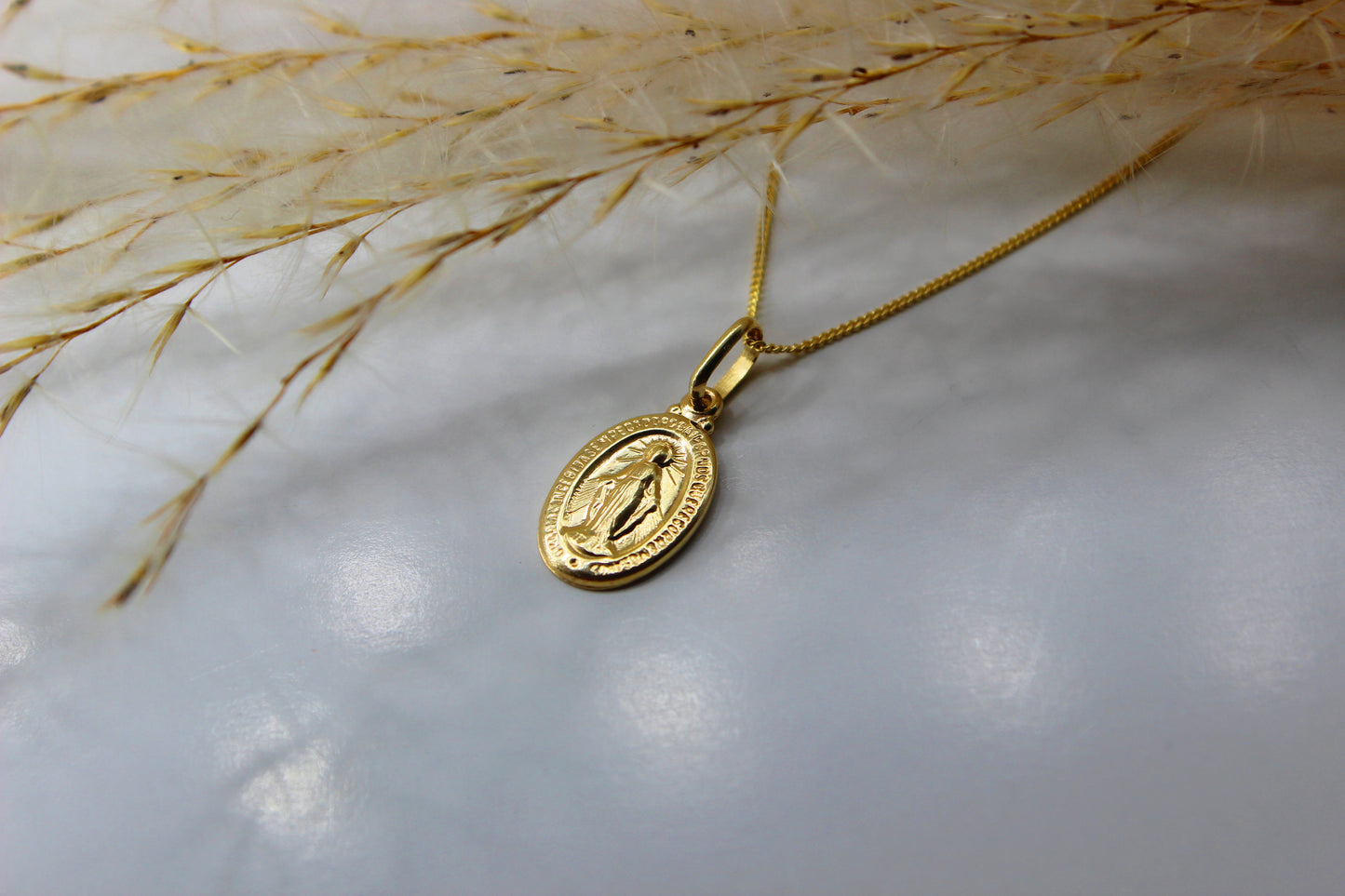 Mutter Maria Gold-Anhänger aus 585 Gelbgold - Kette im Panzer-Stil