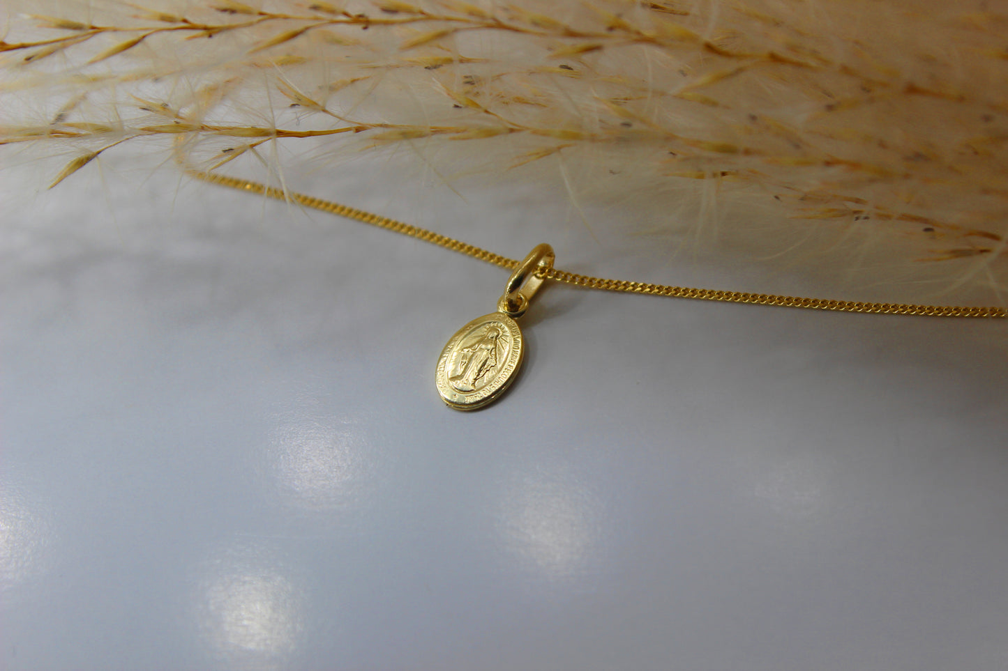 Mutter Maria Gold-Anhänger aus 585 Gelbgold - Kette im Panzer-Stil