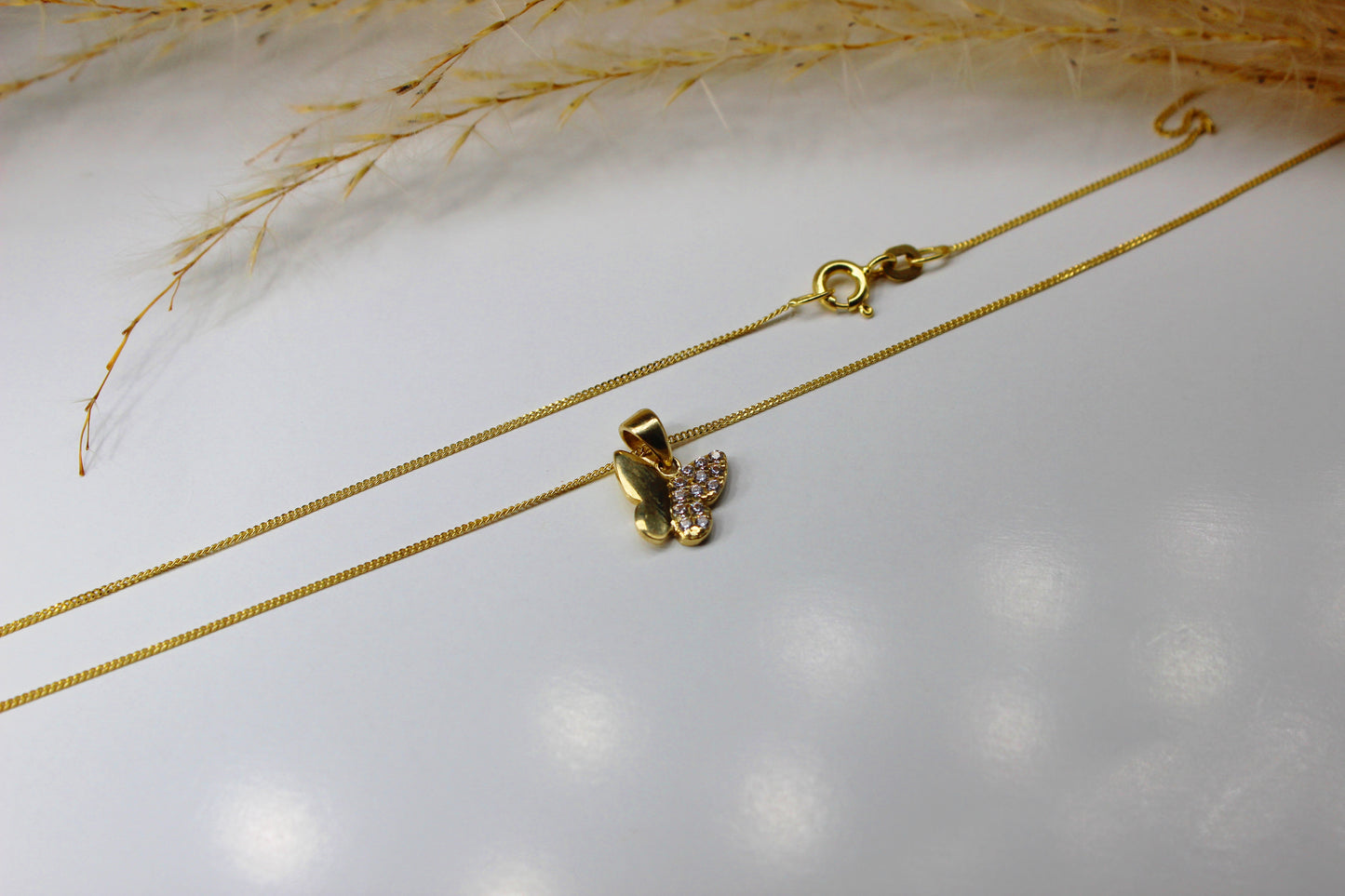 Schmetterling Gold-Anhänger aus 585 Gelbgold verziert mit Zirkonia Steinen - Kette im Panzer-Stil
