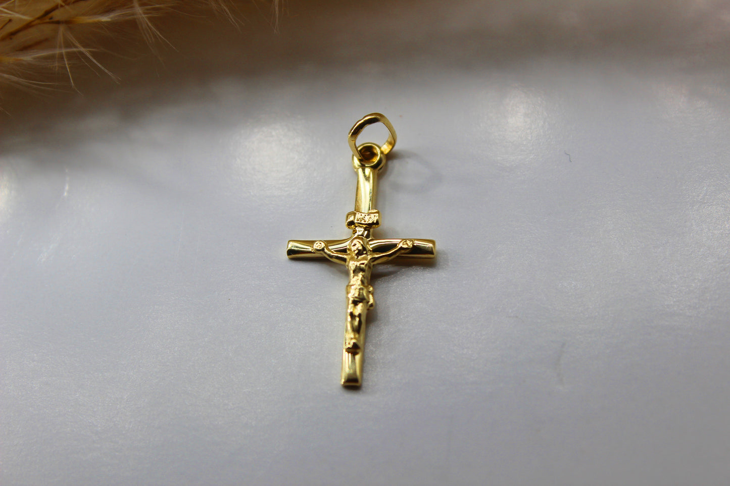 Kreuz Anhänger mit Jesus in 585 Gelbgold - Kette im Panzer-Stil