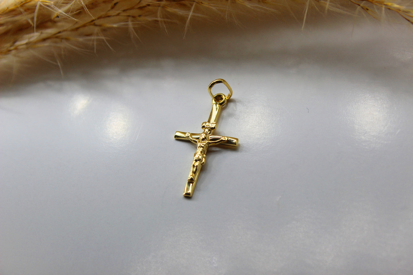 Kreuz Anhänger mit Jesus in 585 Gelbgold - Kette im Panzer-Stil