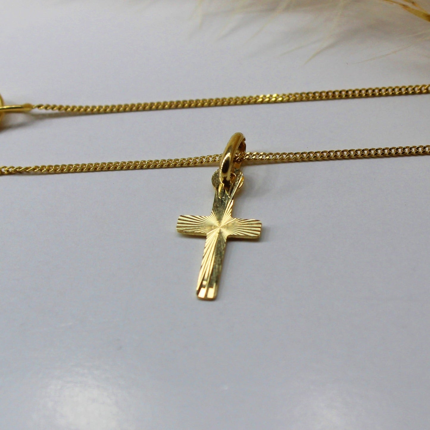 Doppelseitiger Kreuz Anhänger in 585 Gelbgold - Geschliffen und Glatt - Kette im Panzer-Stil