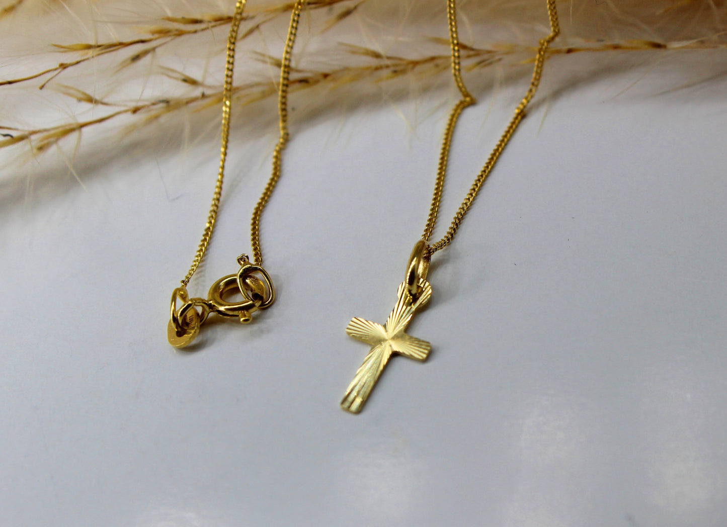 Doppelseitiger Kreuz Anhänger in 585 Gelbgold - Geschliffen und Glatt - Kette im Panzer-Stil