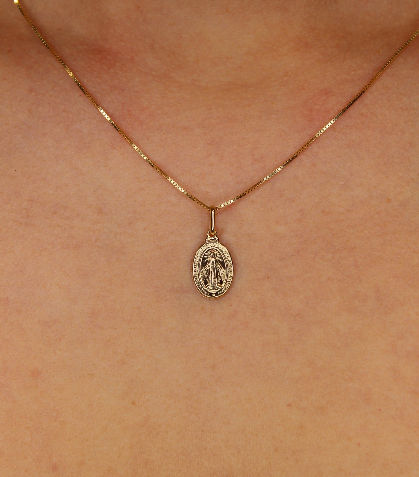 Mutter Maria Gold-Anhänger aus 585 Gelbgold - Kette im Panzer-Stil