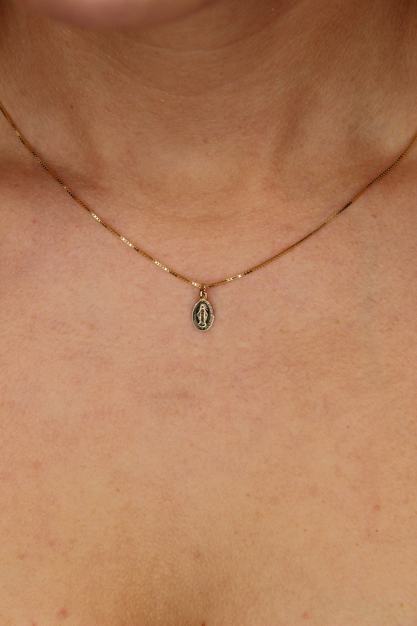 Mutter Maria Gold-Anhänger aus 585 Gelbgold - Kette im Panzer-Stil
