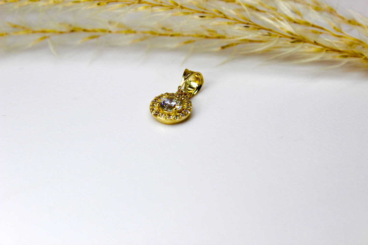 Solitär Anhänger 14K Gelbgold umrandet von Zirkonia-Steinen