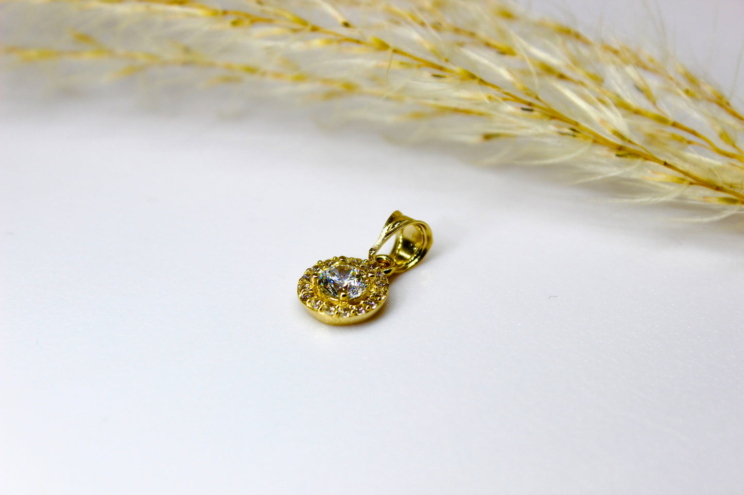 Solitär Anhänger 14K Gelbgold umrandet von Zirkonia-Steinen