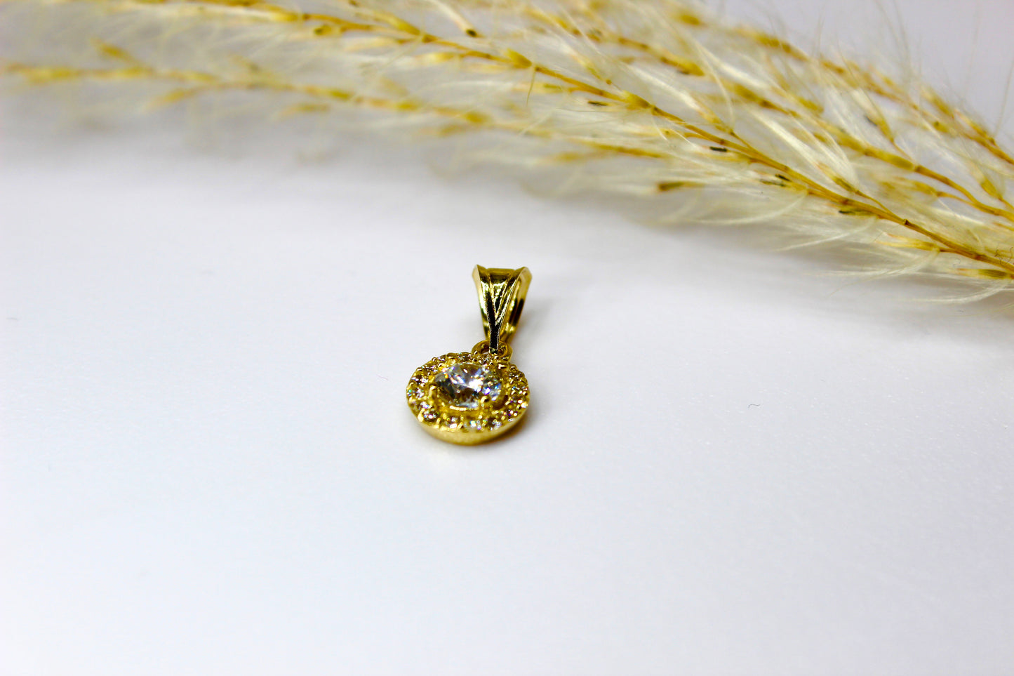 Solitär Anhänger 14K Gelbgold umrandet von Zirkonia-Steinen