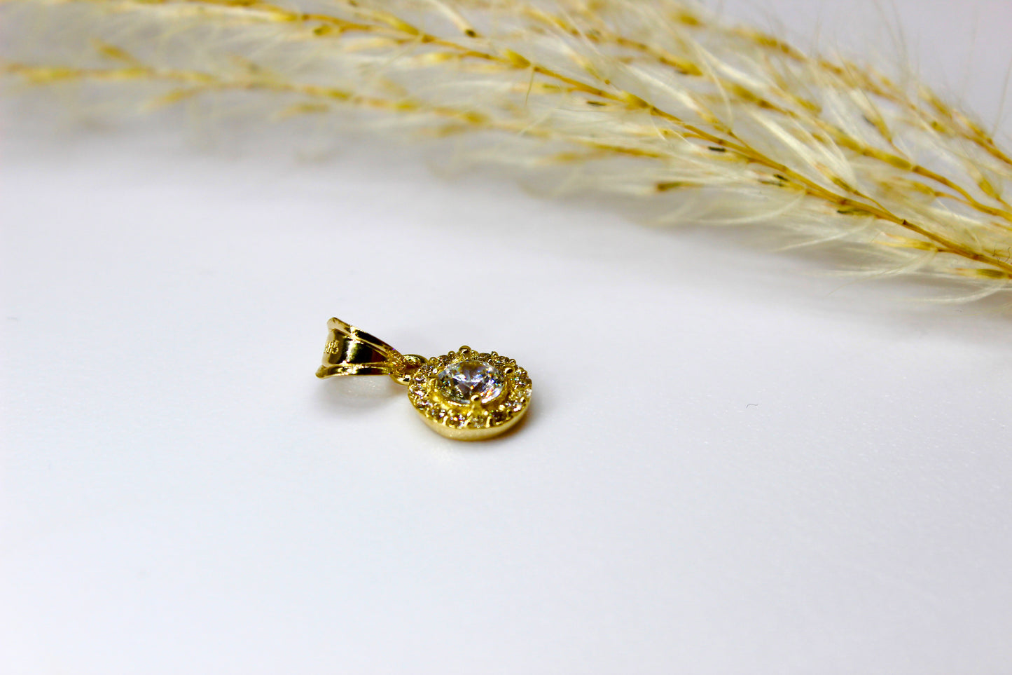 Solitär Anhänger 14K Gelbgold umrandet von Zirkonia-Steinen