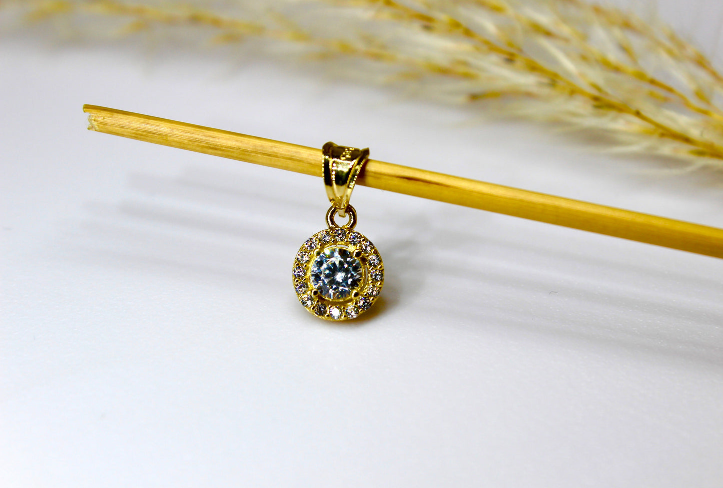 Solitär Anhänger 14K Gelbgold umrandet von Zirkonia-Steinen