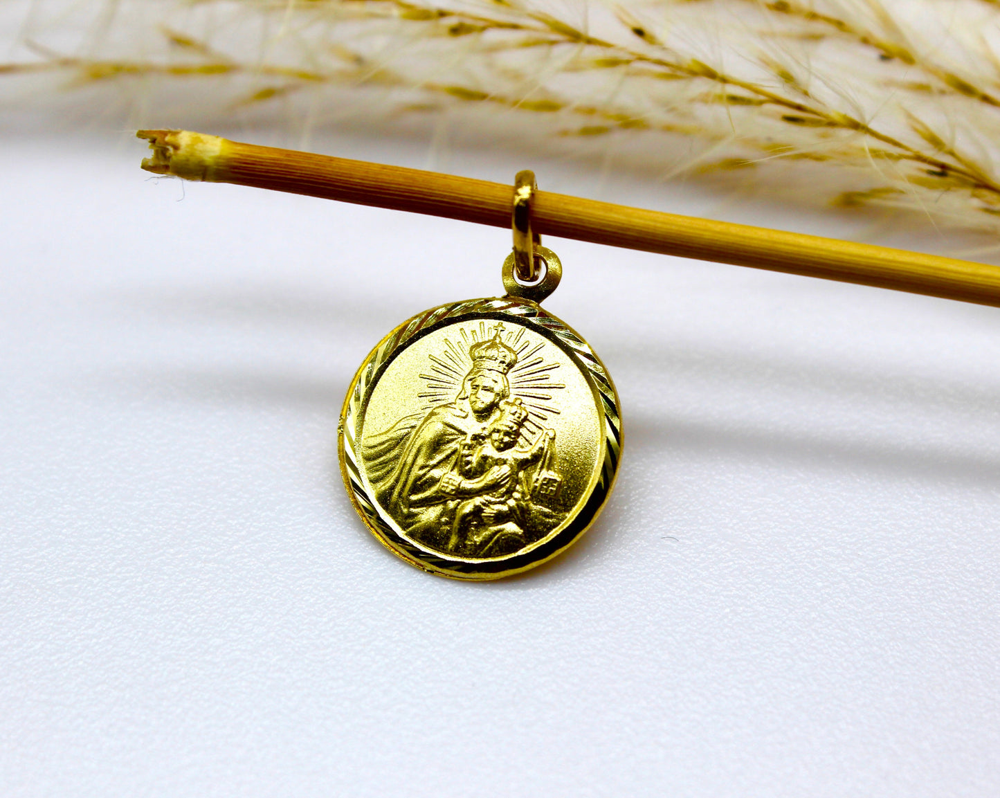 Doppelseitiger Rundplatten Anhänger mit Jesus Christus & Heiliger König Abbildung aus 14K Gelbgold mit Geschliffenem Rand