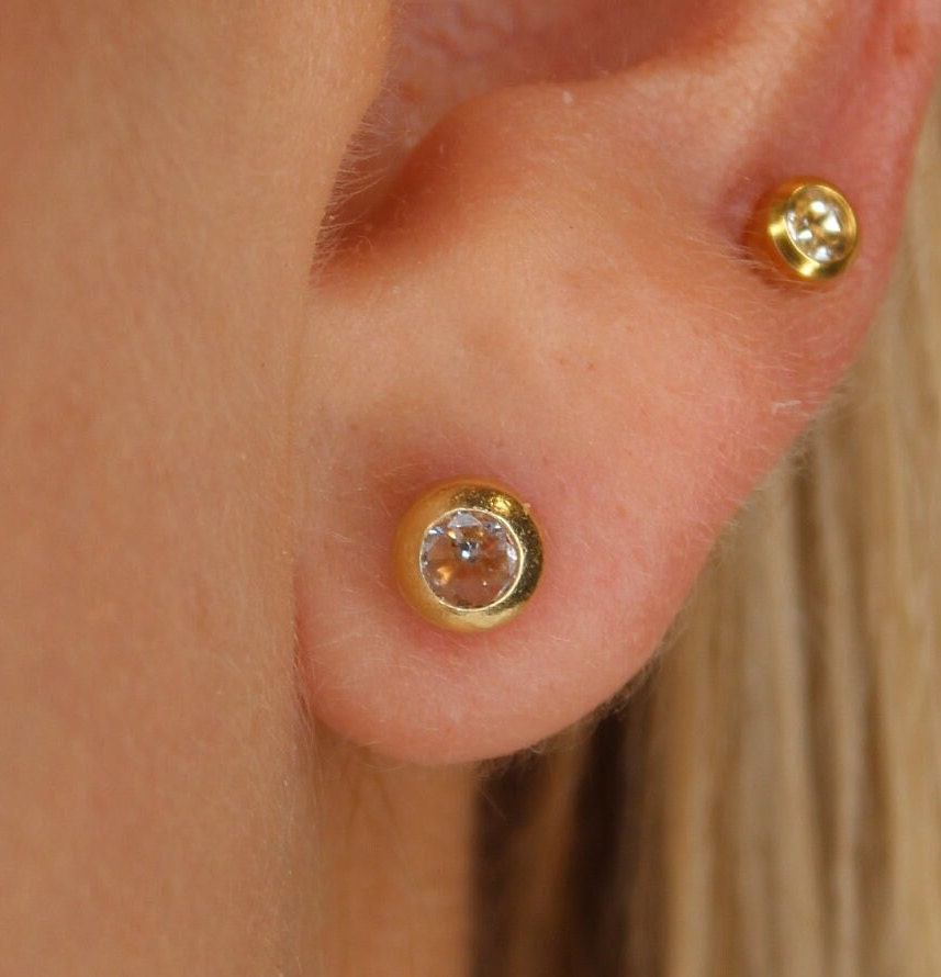 Solitaire stud earrings in 585 yellow gold with zirconia stone / frame setting / wide edge