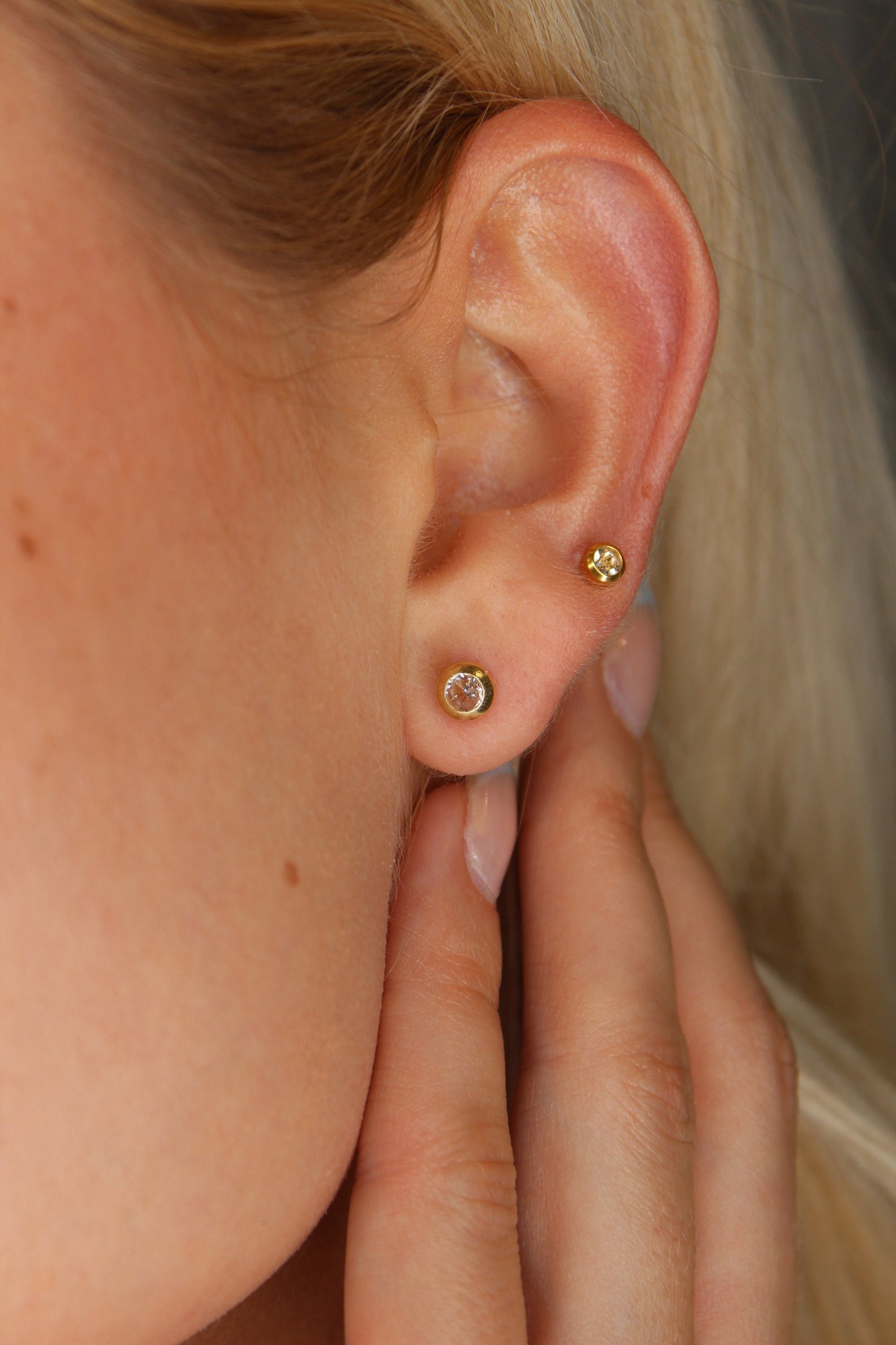 Solitaire stud earrings in 585 yellow gold with zirconia stone / frame setting / wide edge
