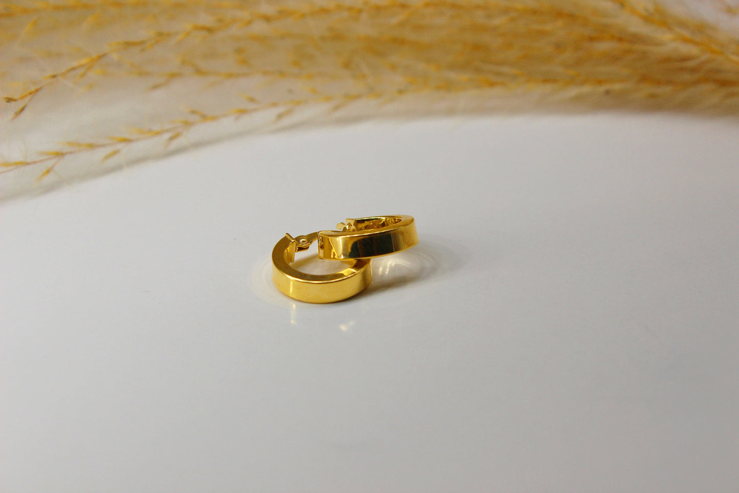 Schlichte Creolen in 585 Gelbgold mit flachem Profil