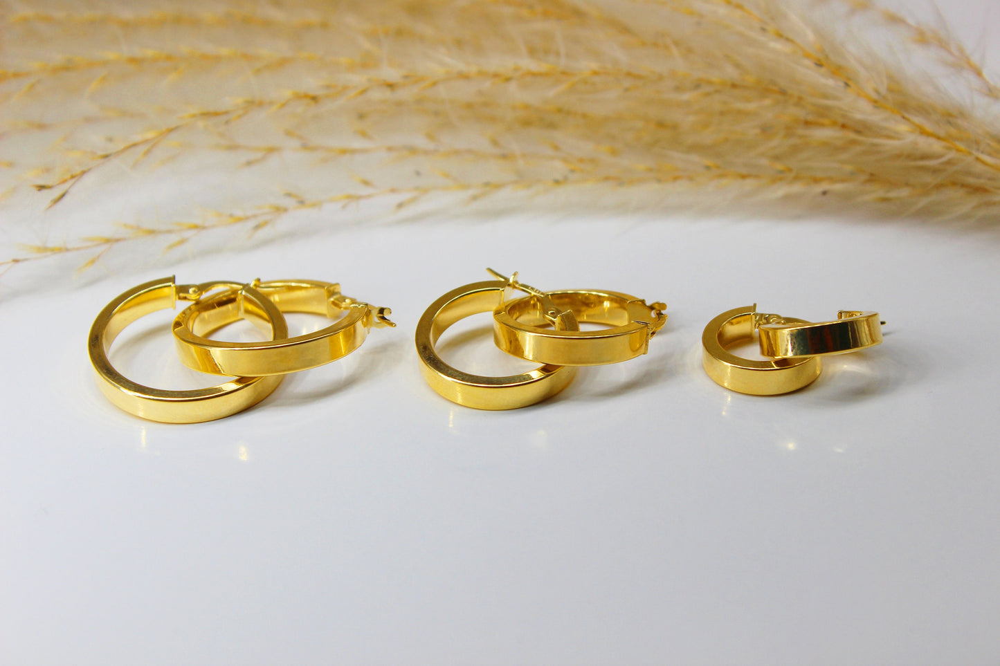Schlichte Creolen in 585 Gelbgold mit flachem Profil