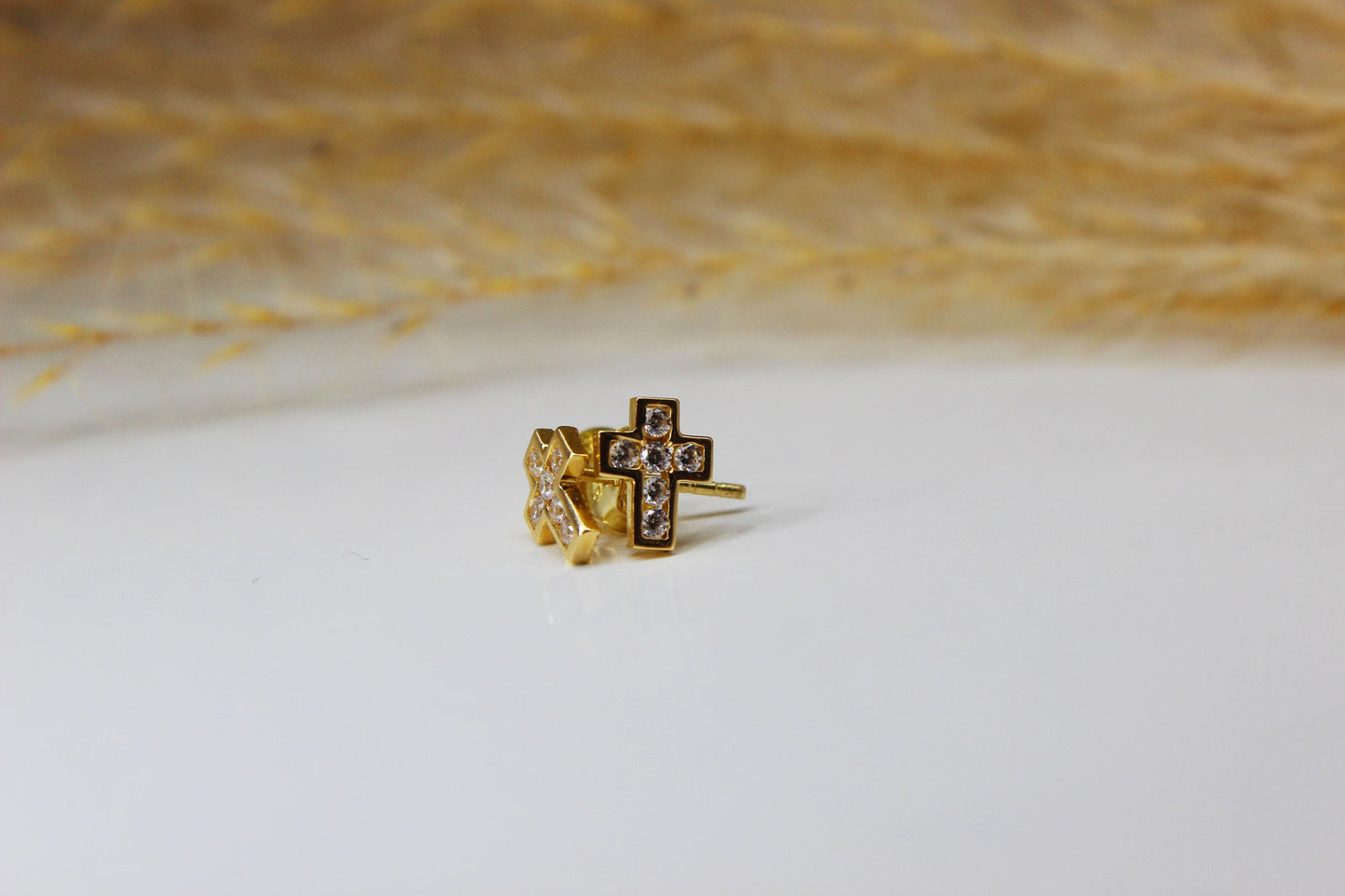 Schlichte Kreuz Ohrstecker aus 585 Gelbgold mit Zirkonia Steinen
