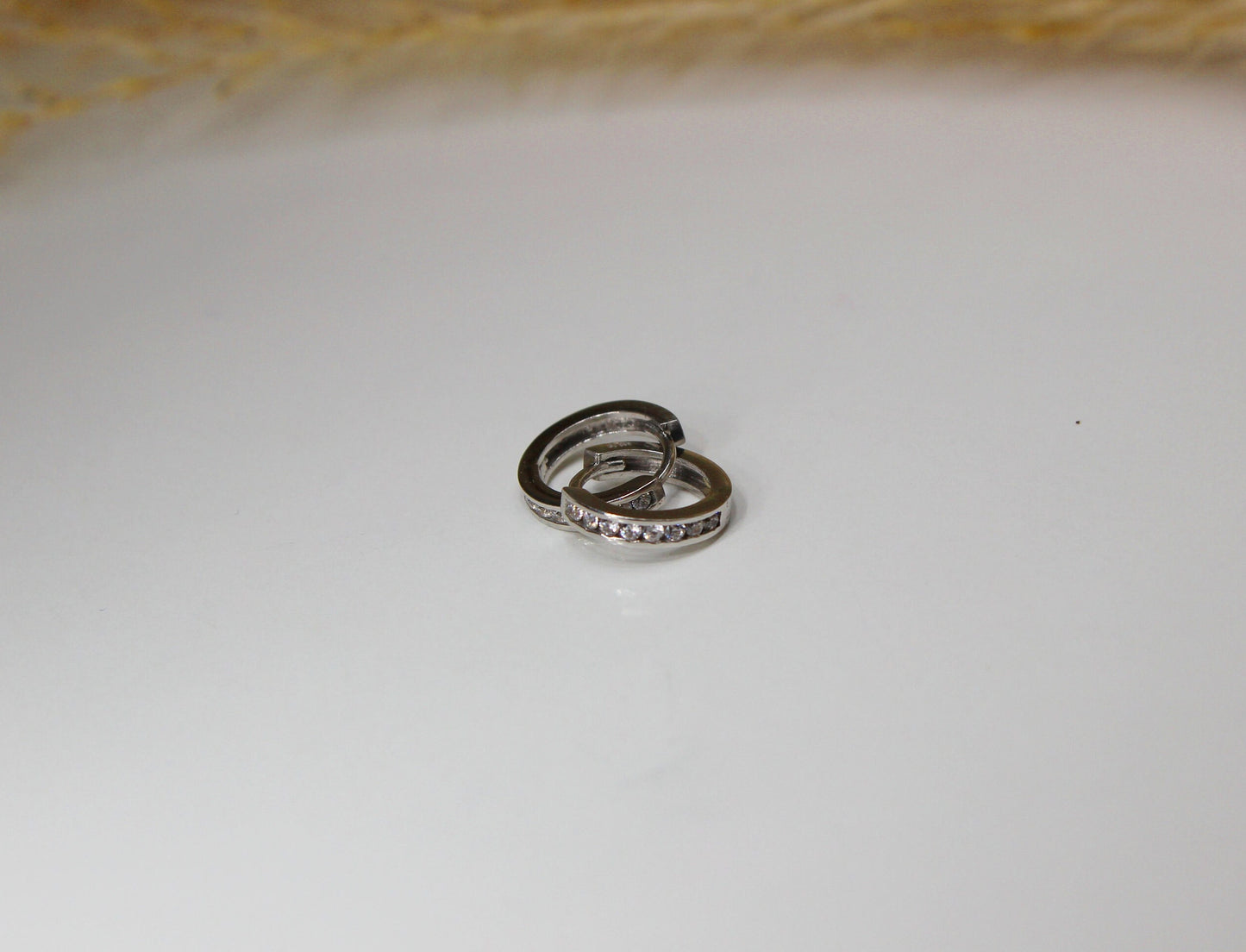 Schlichte Creolen in 585 Weissgold mit Zirkonia Steinen