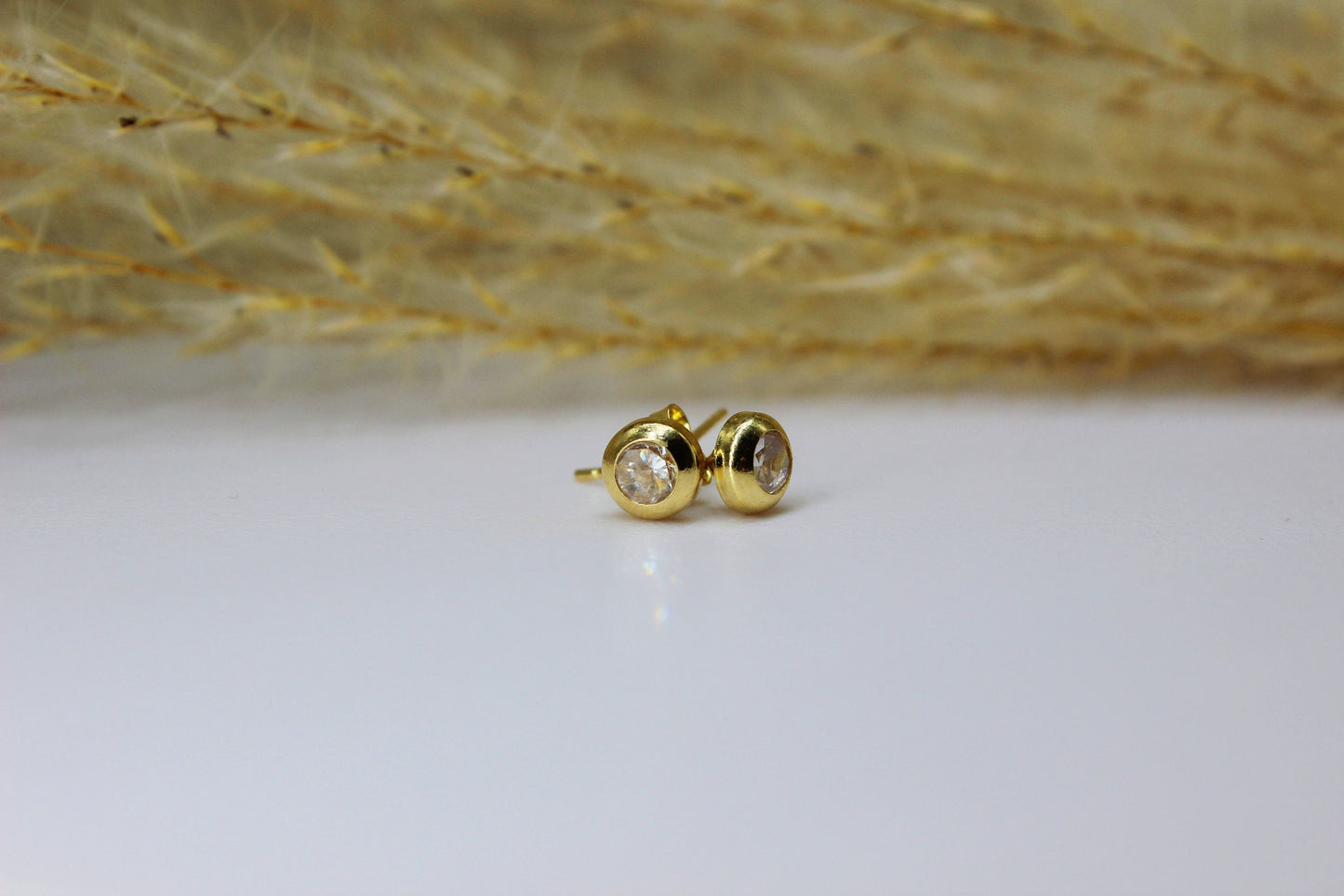 Solitaire stud earrings in 585 yellow gold with zirconia stone / frame setting / wide edge