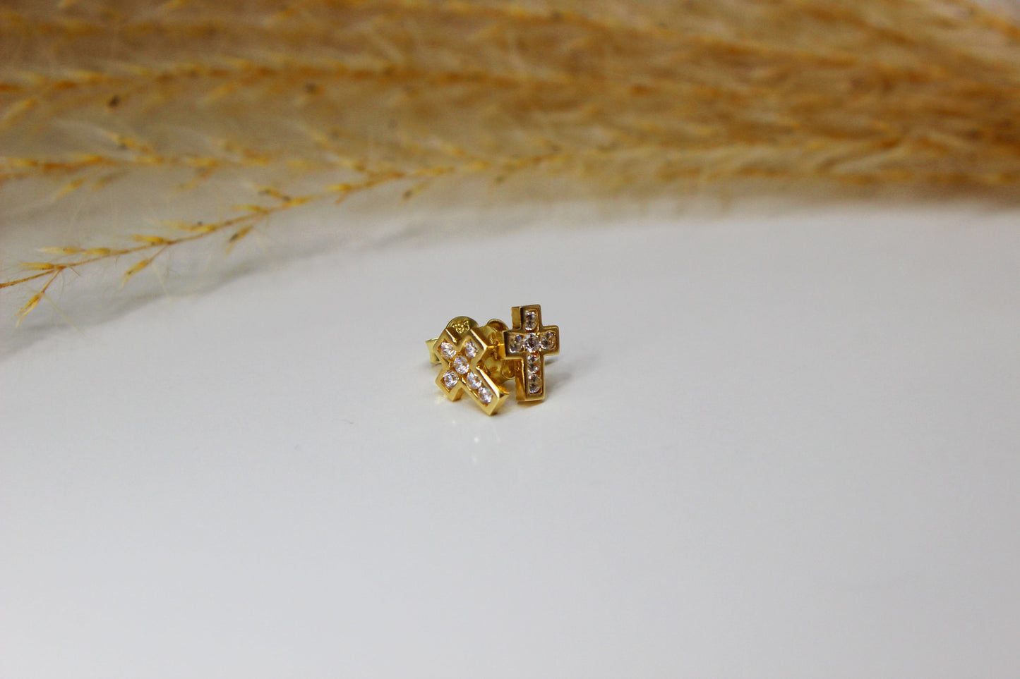 Schlichte Kreuz Ohrstecker aus 585 Gelbgold mit Zirkonia Steinen