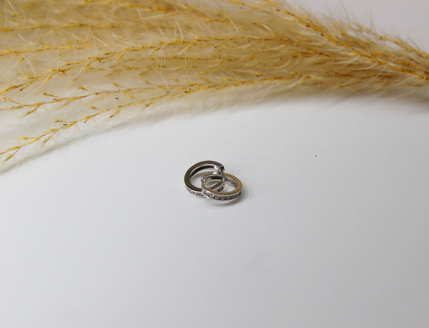 Schlichte Creolen in 585 Weissgold mit Zirkonia Steinen