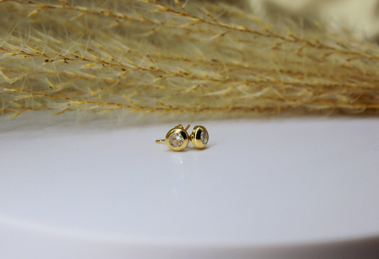 Solitaire stud earrings in 585 yellow gold with zirconia stone / frame setting / wide edge