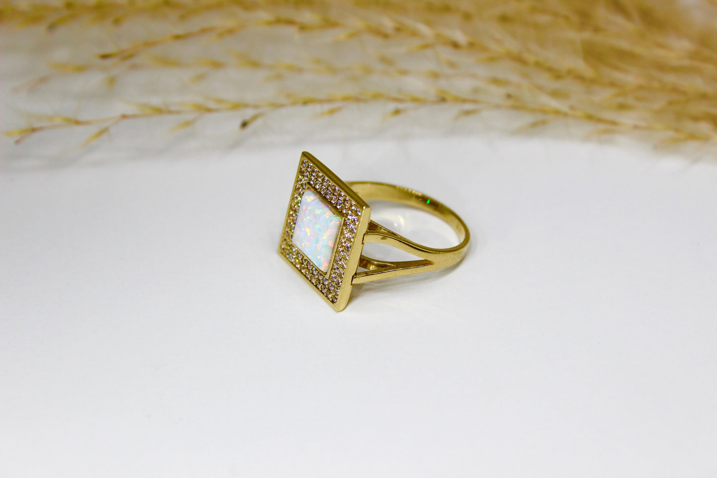 Opal Quadratischer Ring in 14K Gelbgold umrandet von Zirkonia-Steinen in Zargenfassung