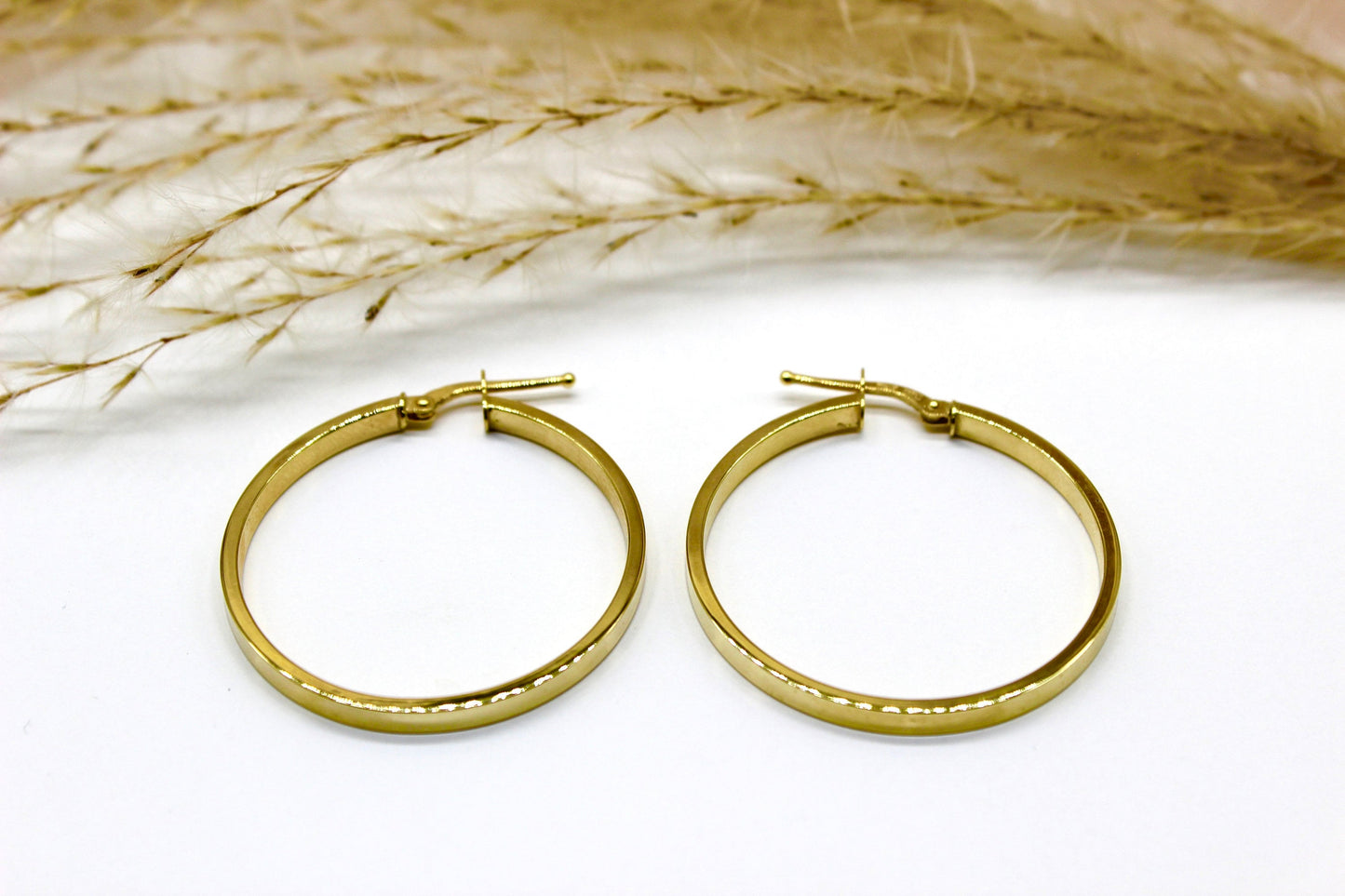 Schlichte Creolen in 14K Gelbgold mit flachem Profil