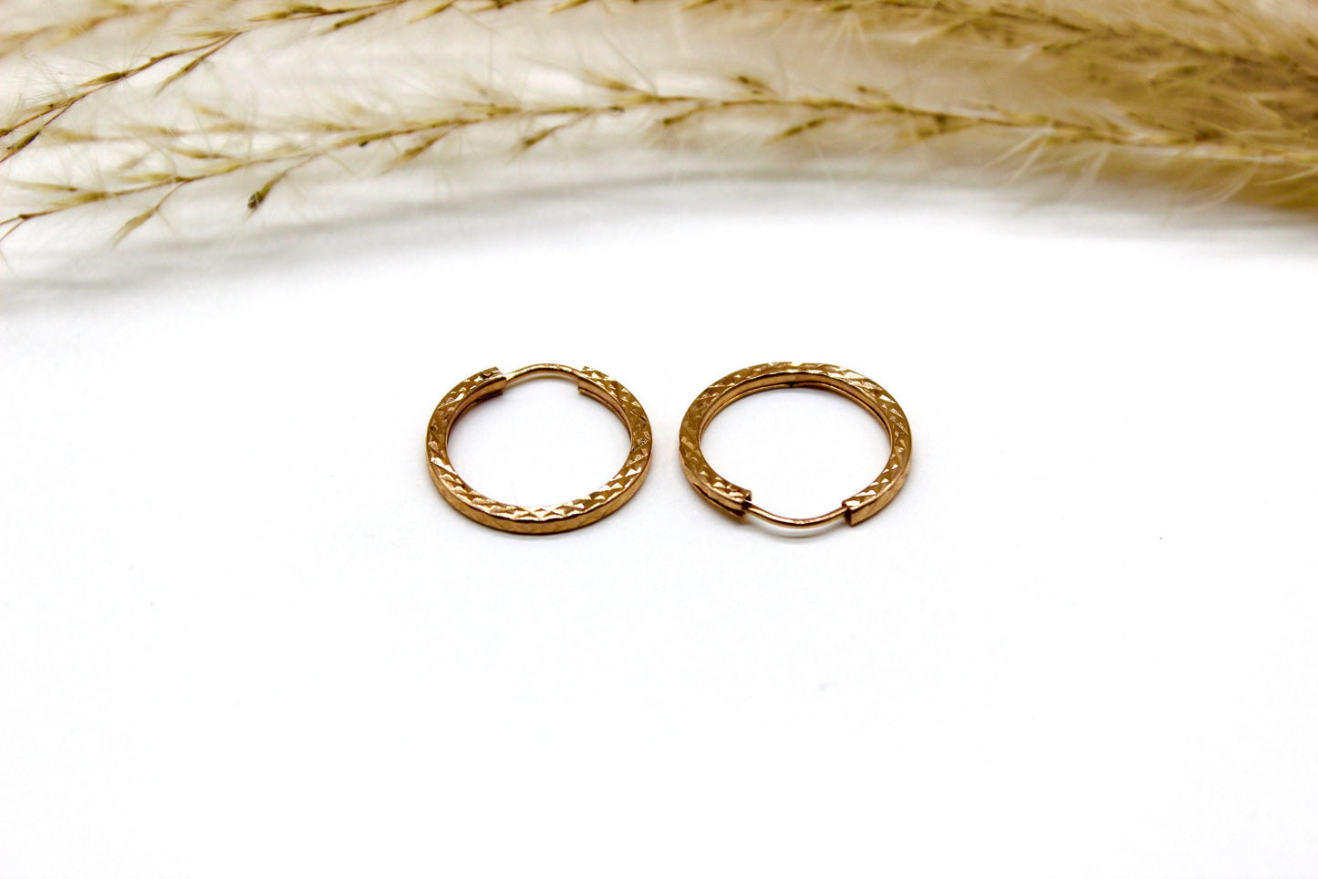 Geschliffene Creolen in 14K Rotgold