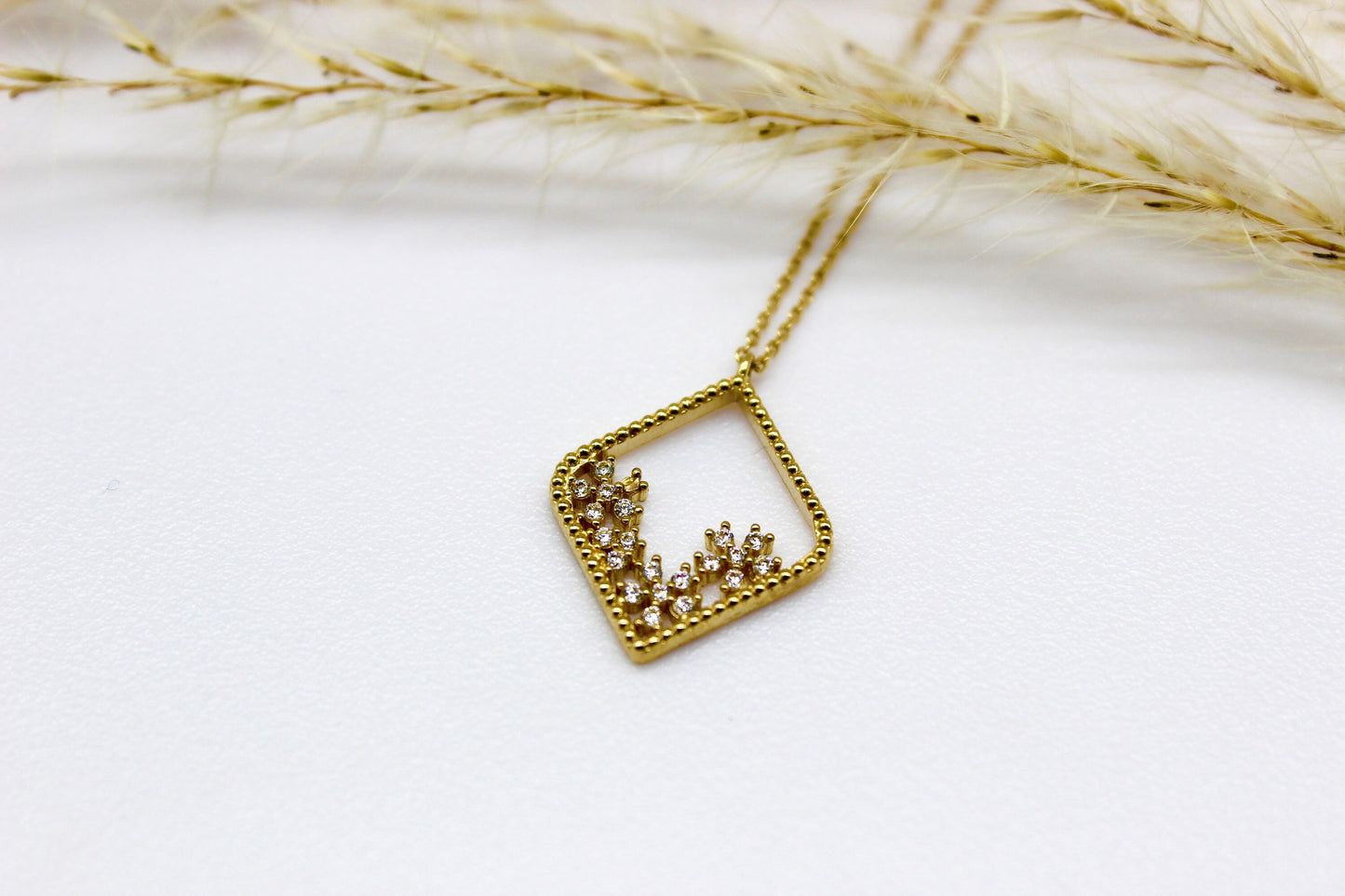Verstellbare Halskette mit Anhänger in Raute Form verziert mit Zirkonia Steinen in Schneeflökchen Design aus 14K Gelbgold