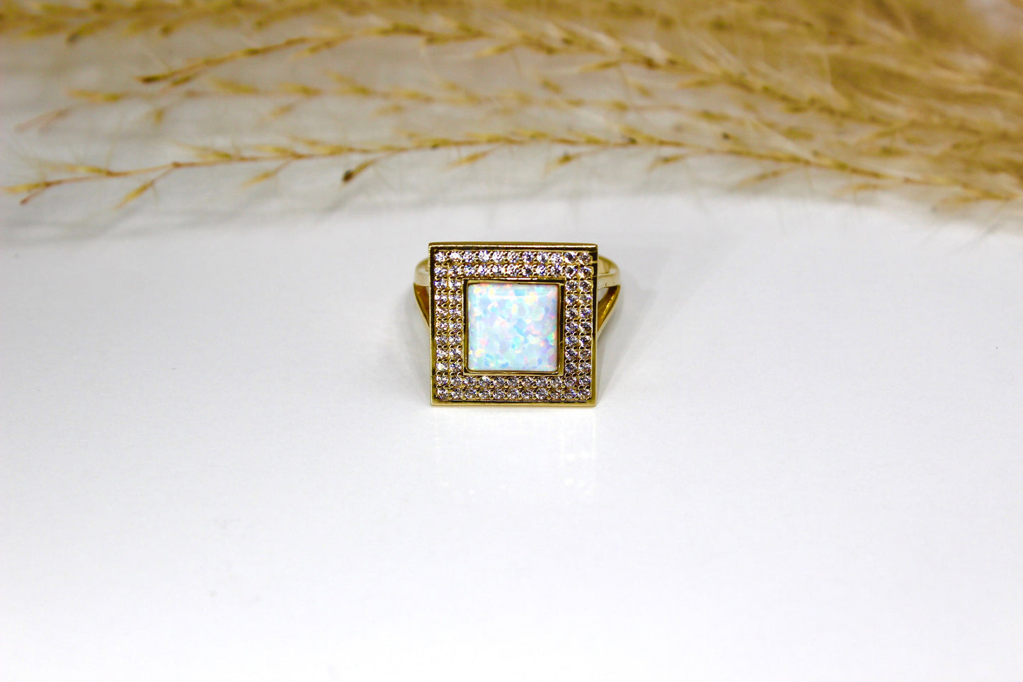 Opal Quadratischer Ring in 14K Gelbgold umrandet von Zirkonia-Steinen in Zargenfassung