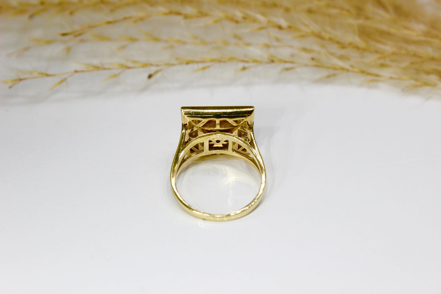Opal Quadratischer Ring in 14K Gelbgold umrandet von Zirkonia-Steinen in Zargenfassung