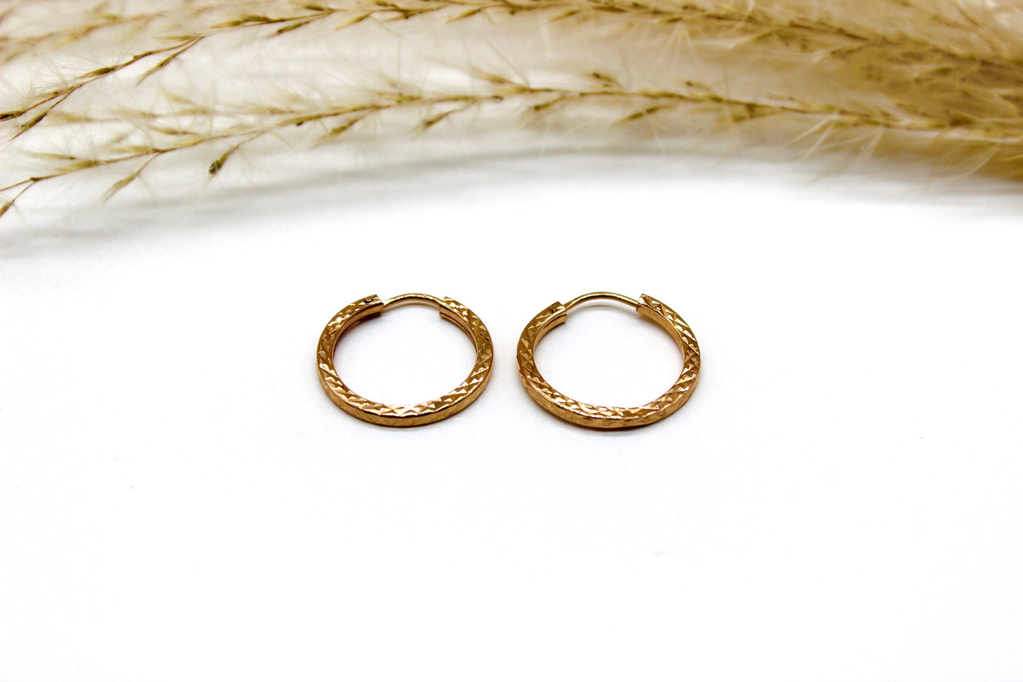 Geschliffene Creolen in 14K Rotgold