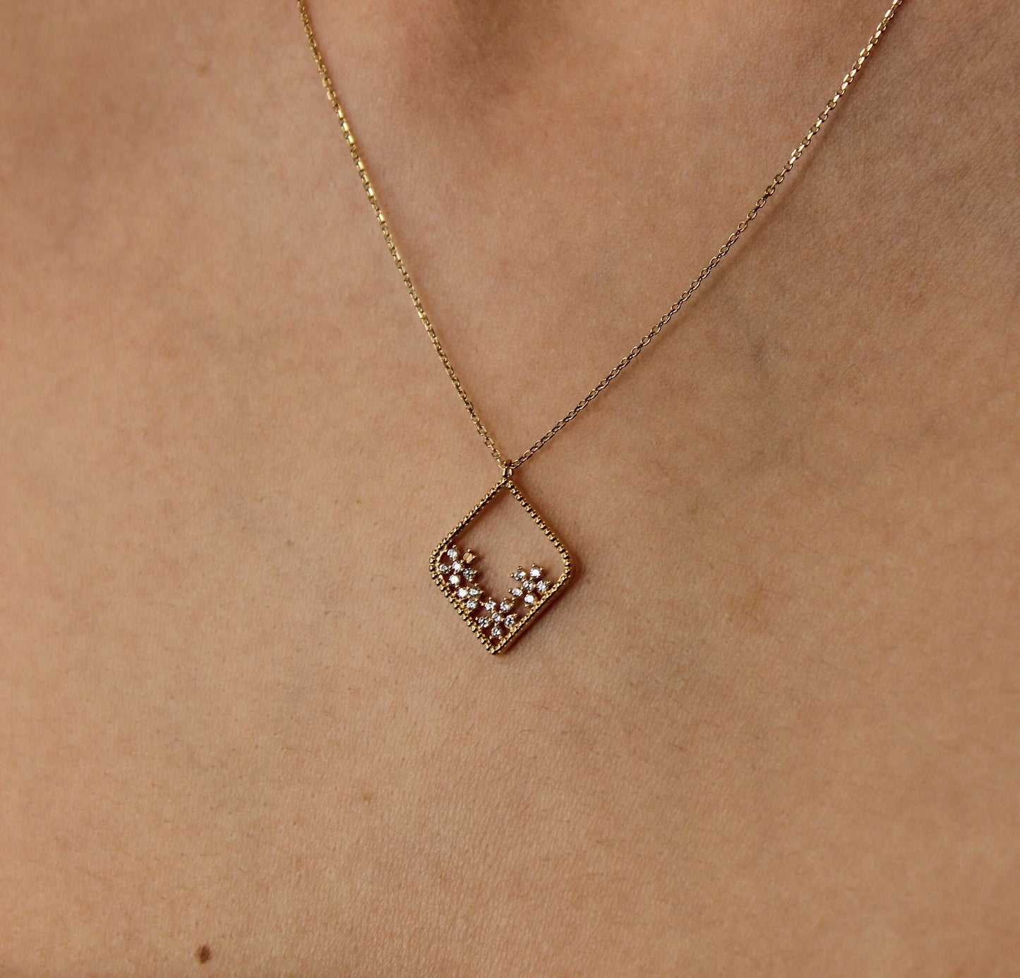 Verstellbare Halskette mit Anhänger in Raute Form verziert mit Zirkonia Steinen in Schneeflökchen Design aus 14K Gelbgold