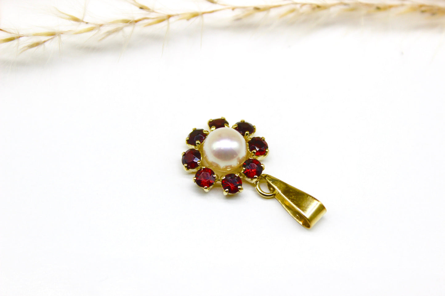 Vintage 8K Gold Anhänger mit Perle umrandet von Granat Edelsteinen in Runder Form