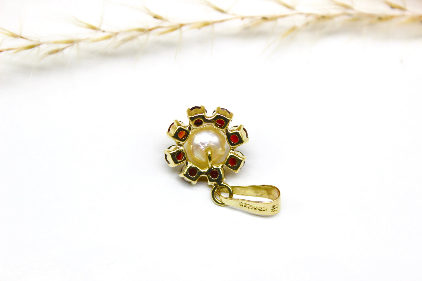 Vintage 8K Gold Anhänger mit Perle umrandet von Granat Edelsteinen in Runder Form