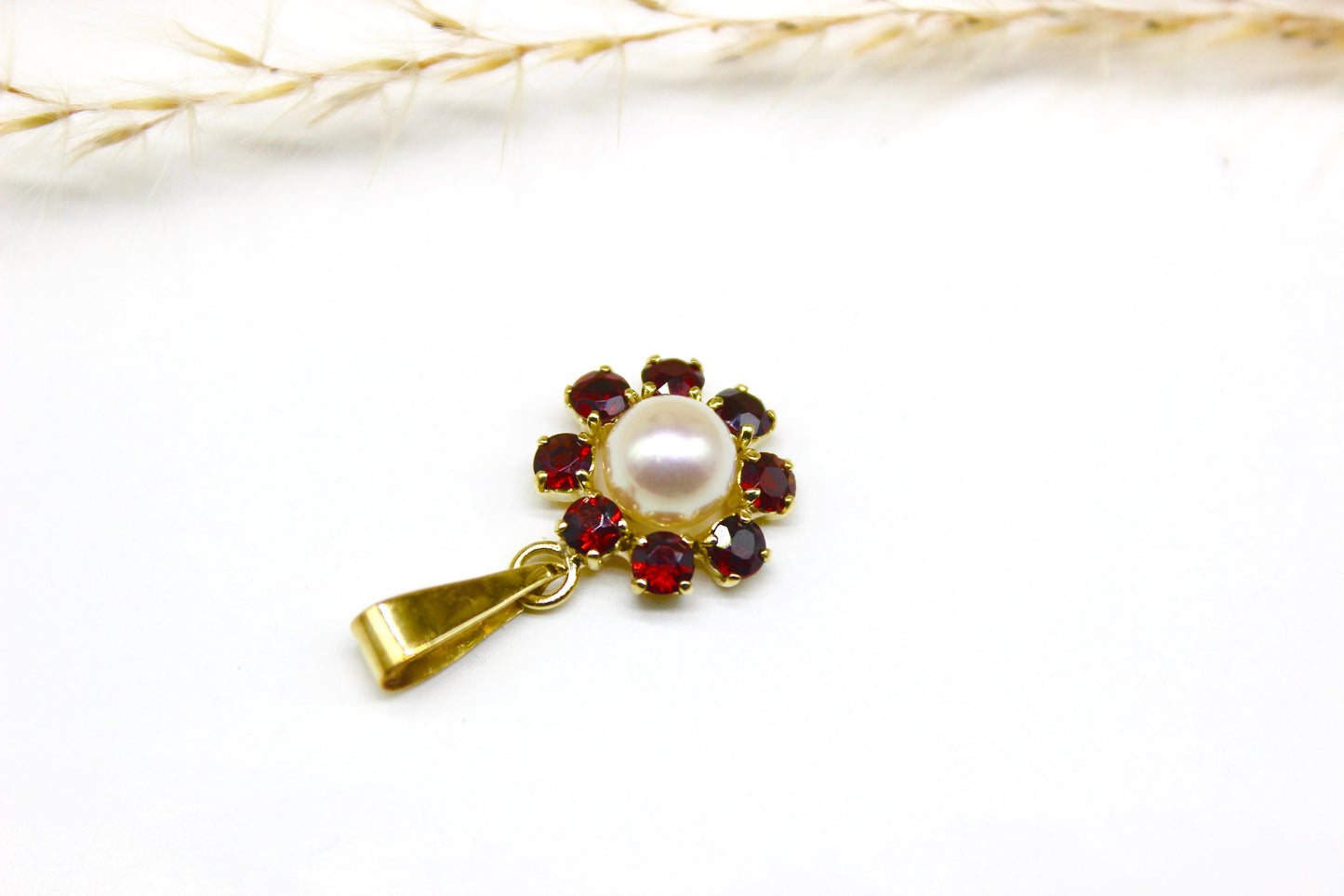 Vintage 8K Gold Anhänger mit Perle umrandet von Granat Edelsteinen in Runder Form