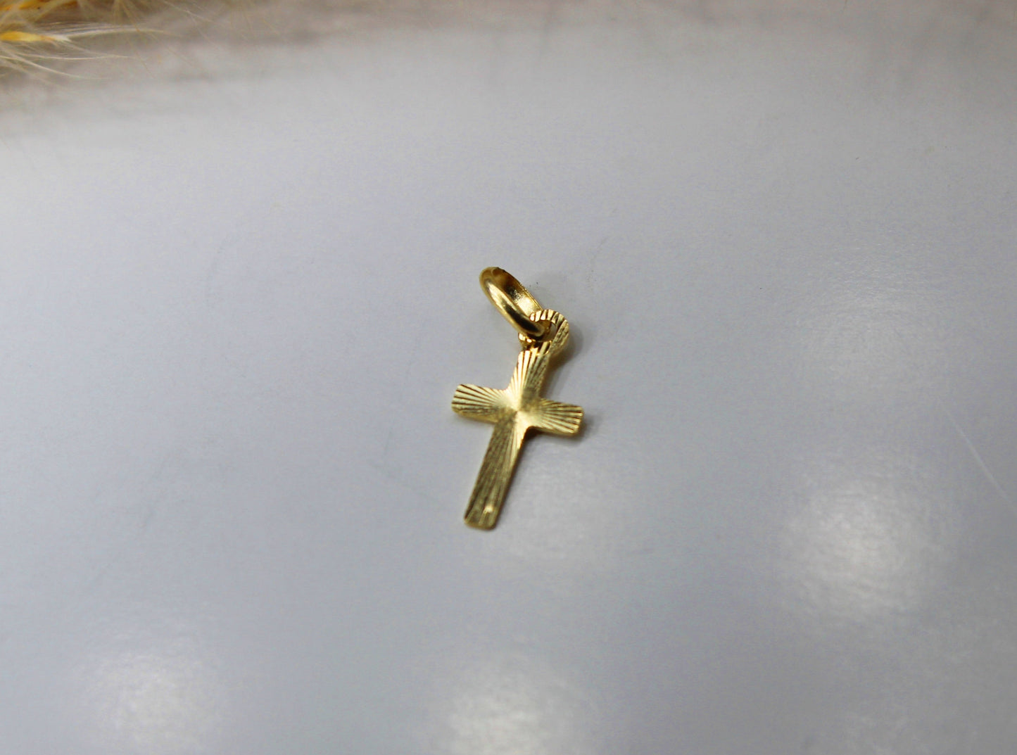Doppelseitiger Kreuz Anhänger in 585 Gelbgold - Geschliffen und Glatt - Kette im Panzer-Stil