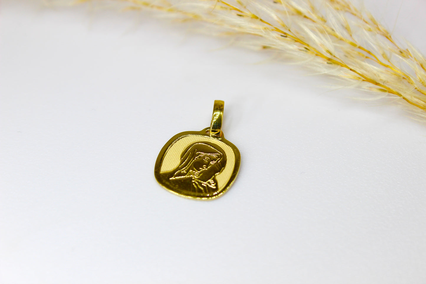 Rundplatten Anhänger mit Mutter Maria Abbildung aus 14K Gelbgold