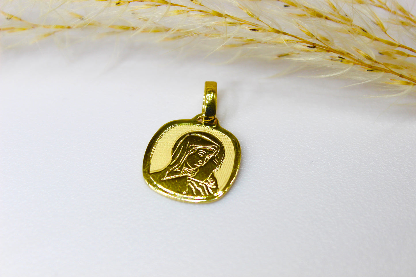 Rundplatten Anhänger mit Mutter Maria Abbildung aus 14K Gelbgold