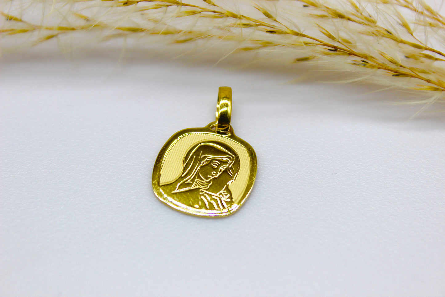 Rundplatten Anhänger mit Mutter Maria Abbildung aus 14K Gelbgold
