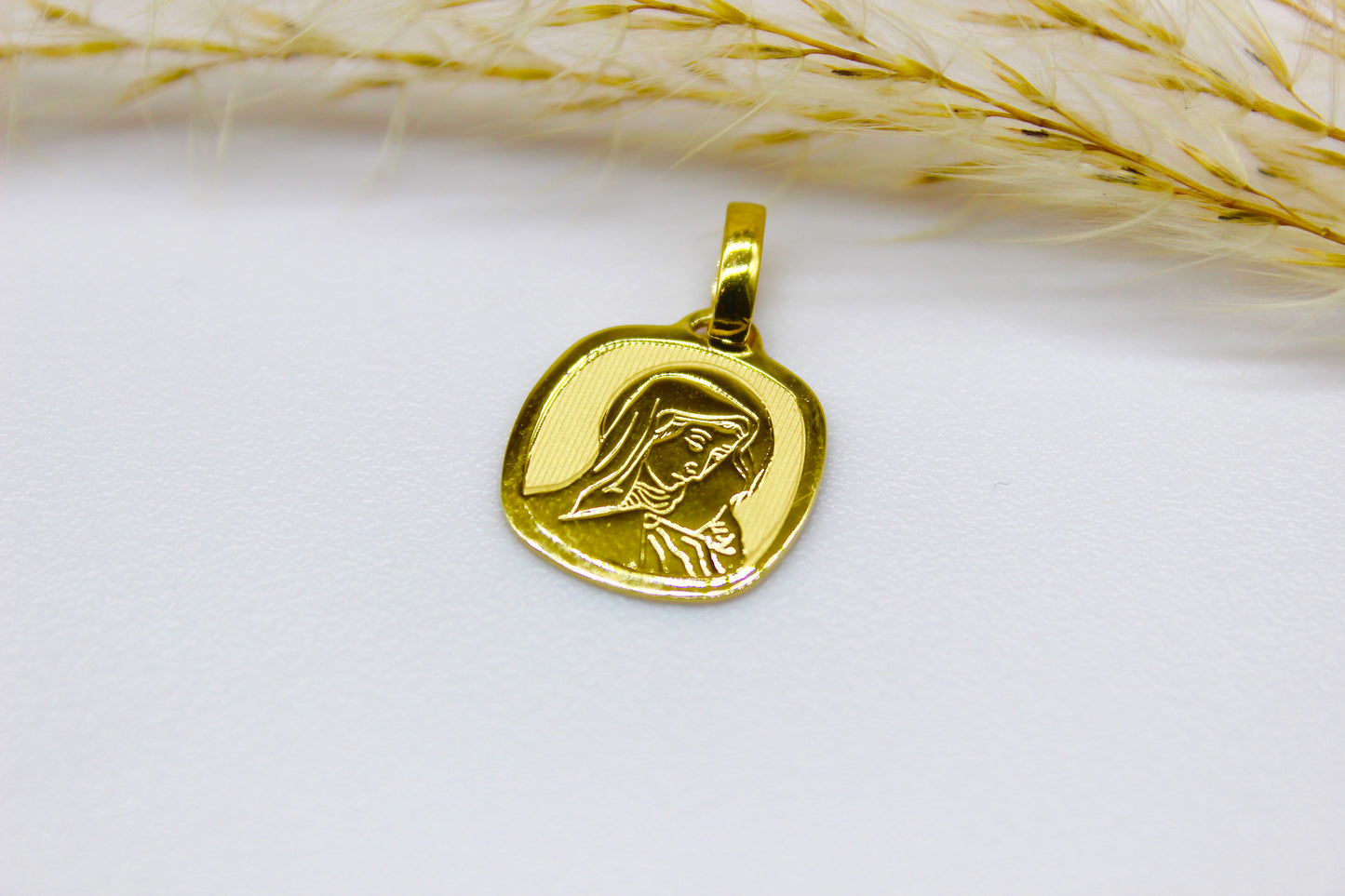 Rundplatten Anhänger mit Mutter Maria Abbildung aus 14K Gelbgold