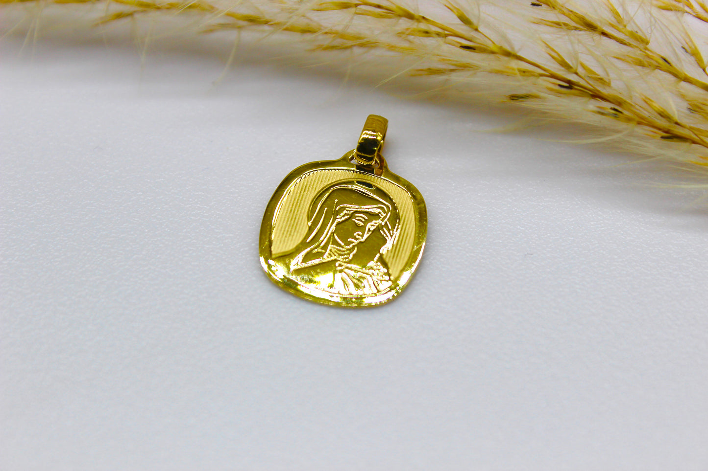 Rundplatten Anhänger mit Mutter Maria Abbildung aus 14K Gelbgold