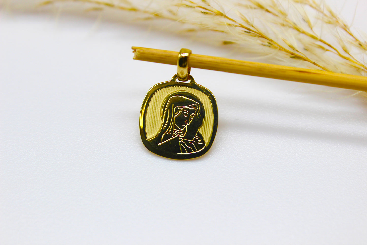 Rundplatten Anhänger mit Mutter Maria Abbildung aus 14K Gelbgold