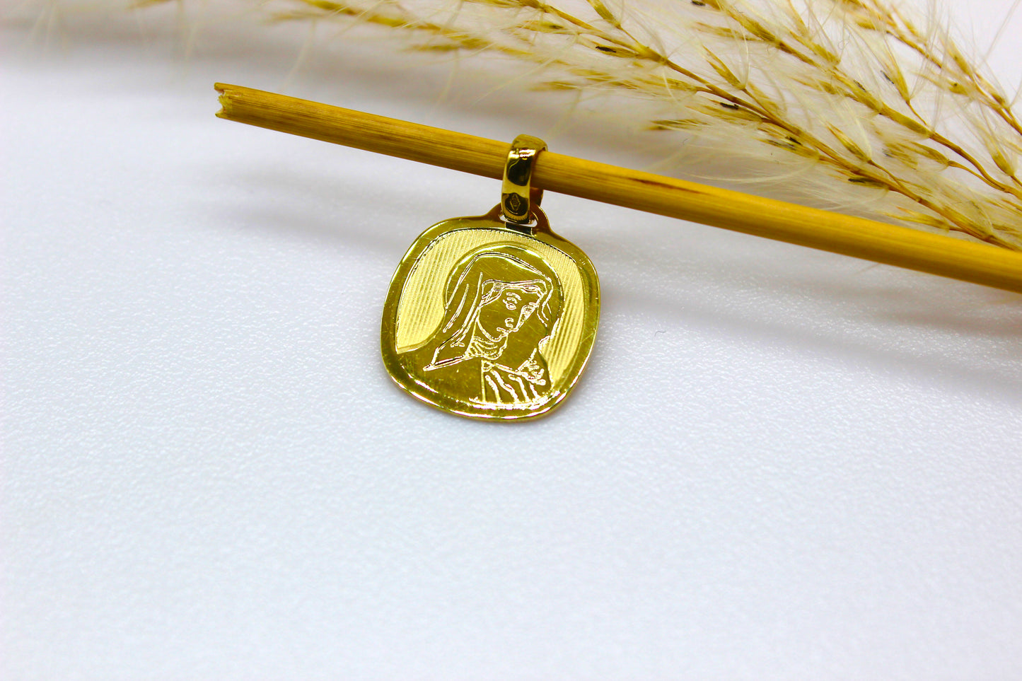 Rundplatten Anhänger mit Mutter Maria Abbildung aus 14K Gelbgold