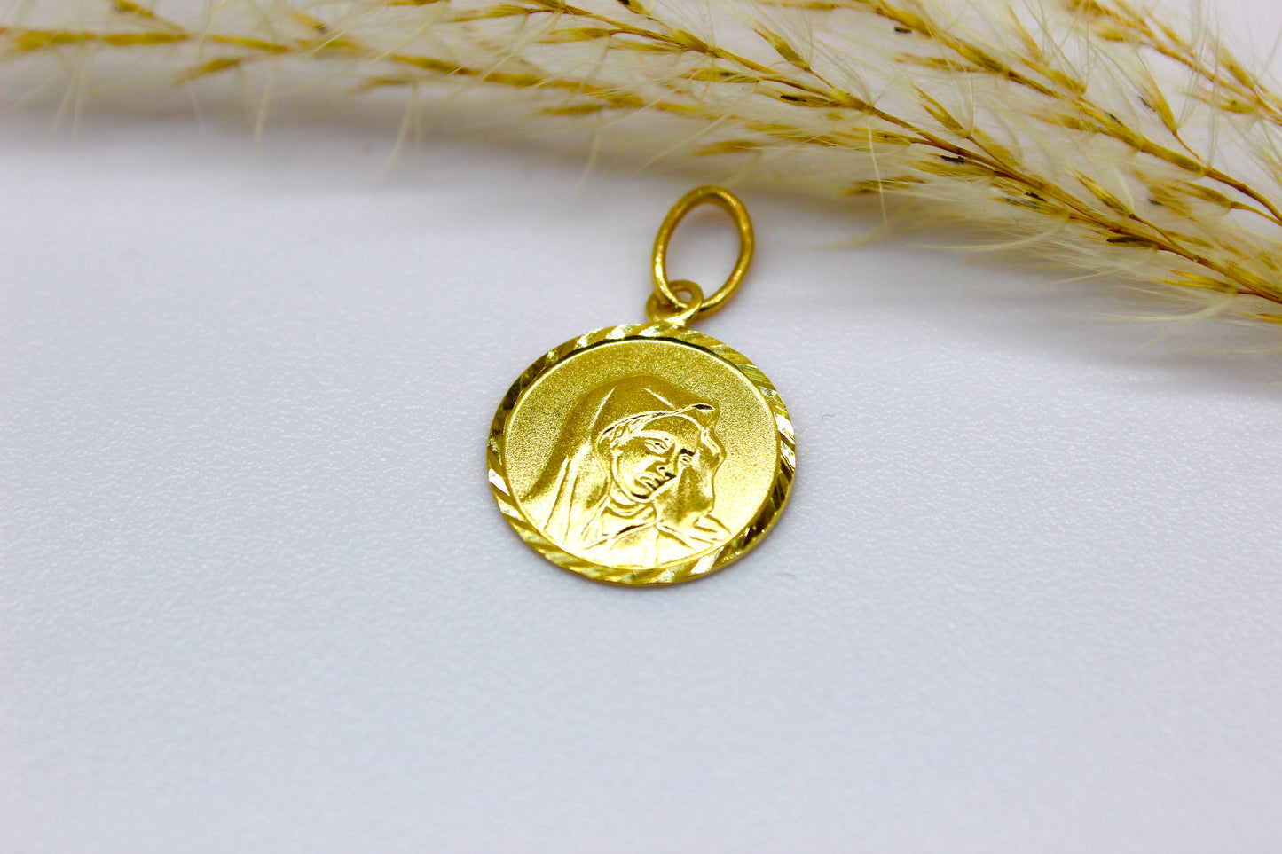 Rundplatten Anhänger mit Mutter Maria Abbildung aus 14K Gelbgold