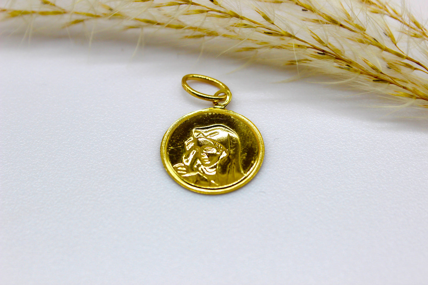 Rundplatten Anhänger mit Mutter Maria Abbildung aus 14K Gelbgold
