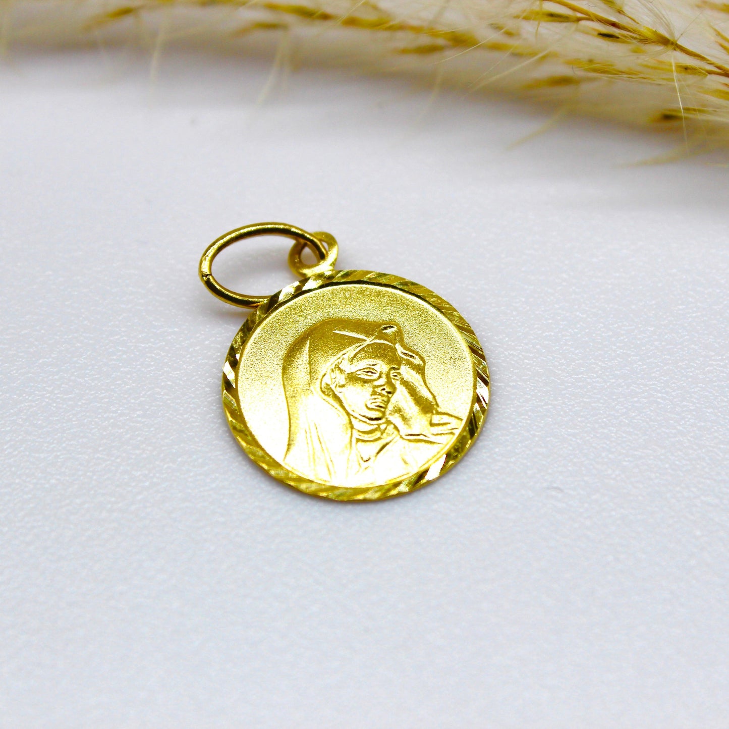 Rundplatten Anhänger mit Mutter Maria Abbildung aus 14K Gelbgold